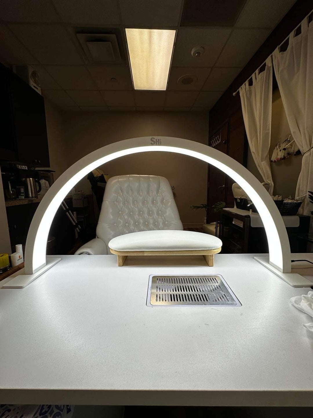 Half Moon Arc LED Table Lamp — the ultimate solution for impeccable lighting. With a blend of precision and luxury, this lamp is crafted to meet the unique needs of nail artists, providing optimal visibility for flawless creations. Shi Professional