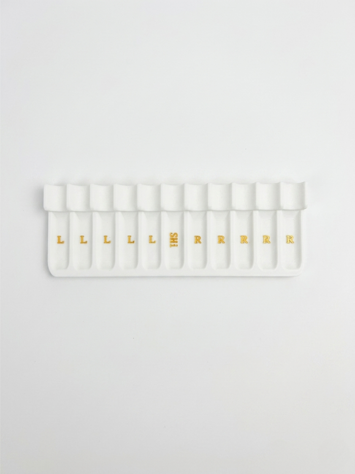 White rectangular tray with Shi&