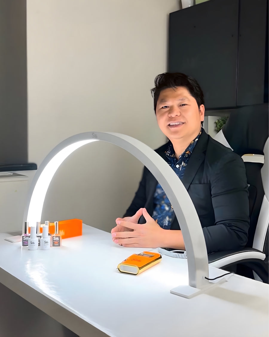 Half Moon Arc LED Table Lamp — the ultimate solution for impeccable lighting. With a blend of precision and luxury, this lamp is crafted to meet the unique needs of nail artists, providing optimal visibility for flawless creations. Shi Professional