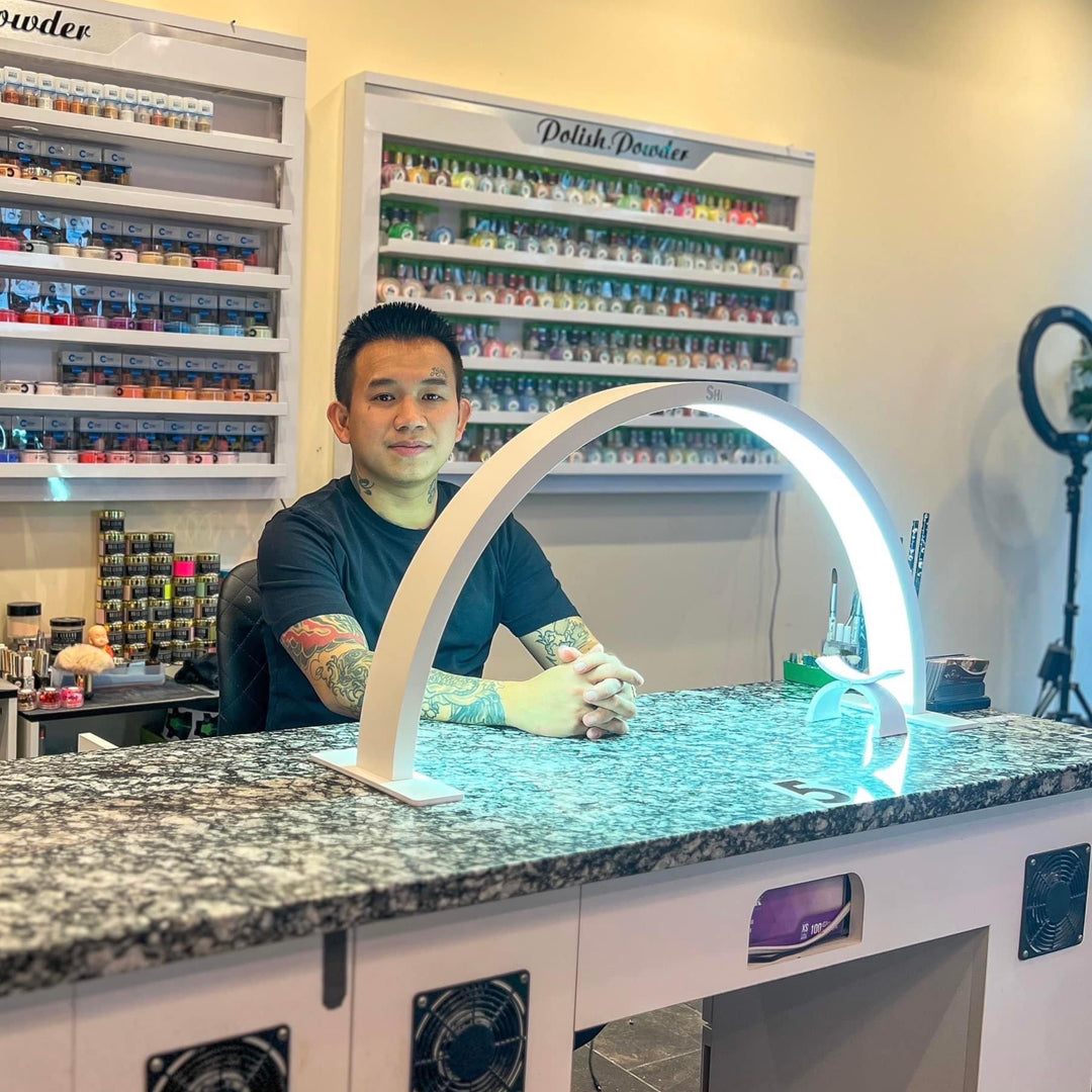 Half Moon Arc LED Table Lamp — the ultimate solution for impeccable lighting. With a blend of precision and luxury, this lamp is crafted to meet the unique needs of nail artists, providing optimal visibility for flawless creations. Shi Professional